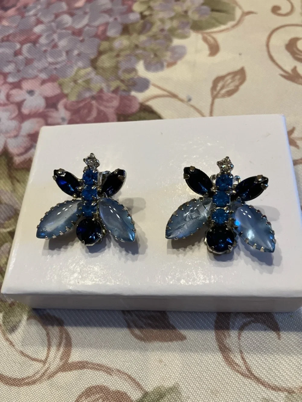 CRYSTAL NECKACE AND MATCHING CLIP EARRINGS - Picture 10 of 16